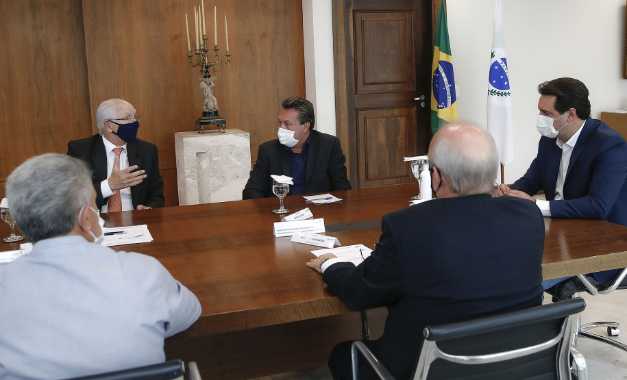 O governador Carlos Massa Ratinho Junior recebeu nesta quarta-feira (9) notas técnicas do Movimento Pró-Paraná e do Instituto de Engenharia do Paraná (IEP) de apoio aos projetos de modernização da Orla de Matinhos e da construção da Ponte de Guaratuba, no Litoral. As obras fazem parte do planejamento estratégico do Governo do Estado e atendem demandas históricas de moradores e turistas, além de promover integração e desenvolvimento social.Foto: Jonathan Campos/AEN