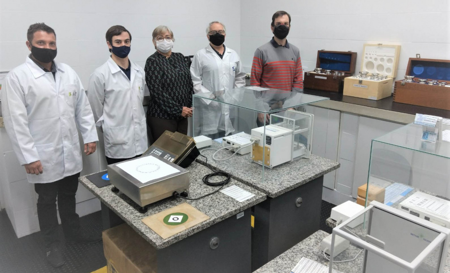 O Laboratório de Curitiba – Lacut, do Instituto de Pesos e Medidas do Paraná (Ipem-PR), recebeu a Equipe Avaliadora de Laboratórios de Calibração do Instituto Nacional de Metrologia, Qualidade e Tecnologia – Inmetro, entre segunda e quarta-feira (7 a 9). Os profissionais vieram para a renovação do Certificado de Acreditação emitido pela Coordenação Geral de Acreditação do Inmetro. Foto: IPEM