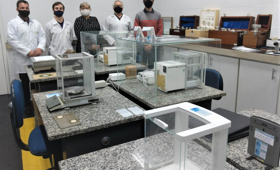 O Laboratório de Curitiba – Lacut, do Instituto de Pesos e Medidas do Paraná (Ipem-PR), recebeu a Equipe Avaliadora de Laboratórios de Calibração do Instituto Nacional de Metrologia, Qualidade e Tecnologia – Inmetro, entre segunda e quarta-feira (7 a 9). Os profissionais vieram para a renovação do Certificado de Acreditação emitido pela Coordenação Geral de Acreditação do Inmetro. Foto: IPEM