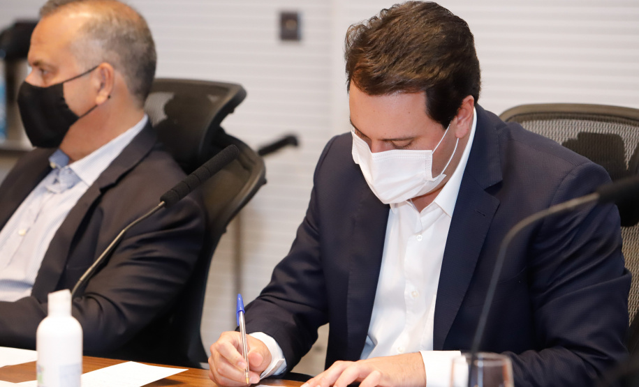 O Governo do Paraná recebeu nesta quinta-feira (10) R$ 31,8 milhões para dar continuidade ao programa de contenção de cheias que está em andamento nos municípios da Região Metropolitana de Curitiba. Os recursos foram liberados pelo ministro do Desenvolvimento Regional, Rogério Marinho, em um ato com o governador Carlos Massa Ratinho Junior, no Palácio Iguaçu.