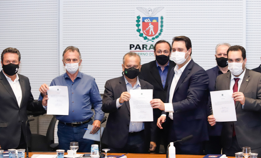 O Governo do Paraná recebeu nesta quinta-feira (10) R$ 31,8 milhões para dar continuidade ao programa de contenção de cheias que está em andamento nos municípios da Região Metropolitana de Curitiba. Os recursos foram liberados pelo ministro do Desenvolvimento Regional, Rogério Marinho, em um ato com o governador Carlos Massa Ratinho Junior, no Palácio Iguaçu.