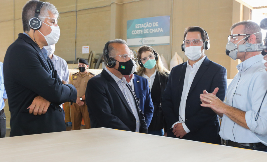 O governador Carlos Massa Ratinho Junior e o Ministro do Desenvolvimento Regional, Rogério Marinho  visitam nesta quinta-feira (1), em Araucaria a  TecVerde empresa da área de Construção Civil que executa edificações em Wood Frame.Araucaria, 10/12/2020 - Foto: Geraldo Bubniak/AEN