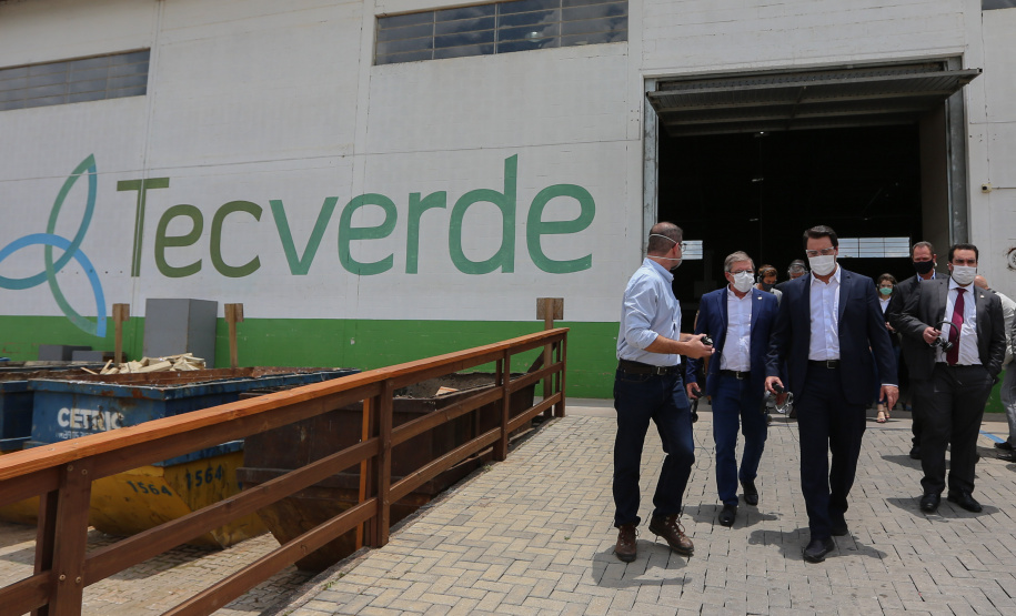 O governador Carlos Massa Ratinho Junior e o Ministro do Desenvolvimento Regional, Rogério Marinho  visitam nesta quinta-feira (1), em Araucaria a  TecVerde empresa da área de Construção Civil que executa edificações em Wood Frame.Araucaria, 10/12/2020 - Foto: Geraldo Bubniak/AEN