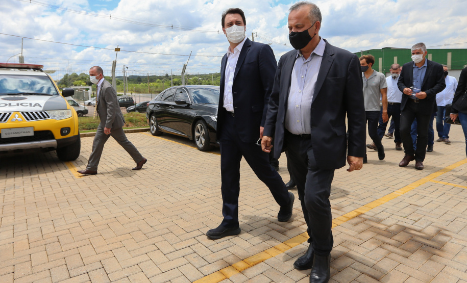 O governador Carlos Massa Ratinho Junior e o Ministro do Desenvolvimento Regional, Rogério Marinho  visitam nesta quinta-feira (1), em Araucaria a  TecVerde empresa da área de Construção Civil que executa edificações em Wood Frame.Araucaria, 10/12/2020 - Foto: Geraldo Bubniak/AEN