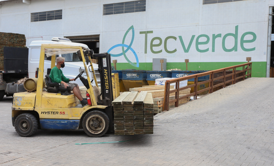 O governador Carlos Massa Ratinho Junior e o Ministro do Desenvolvimento Regional, Rogério Marinho  visitam nesta quinta-feira (1), em Araucaria a  TecVerde empresa da área de Construção Civil que executa edificações em Wood Frame.Araucaria, 10/12/2020 - Foto: Geraldo Bubniak/AEN