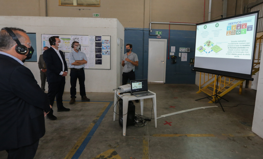 O governador Carlos Massa Ratinho Junior e o Ministro do Desenvolvimento Regional, Rogério Marinho  visitam nesta quinta-feira (1), em Araucaria a  TecVerde empresa da área de Construção Civil que executa edificações em Wood Frame.Araucaria, 10/12/2020 - Foto: Geraldo Bubniak/AEN