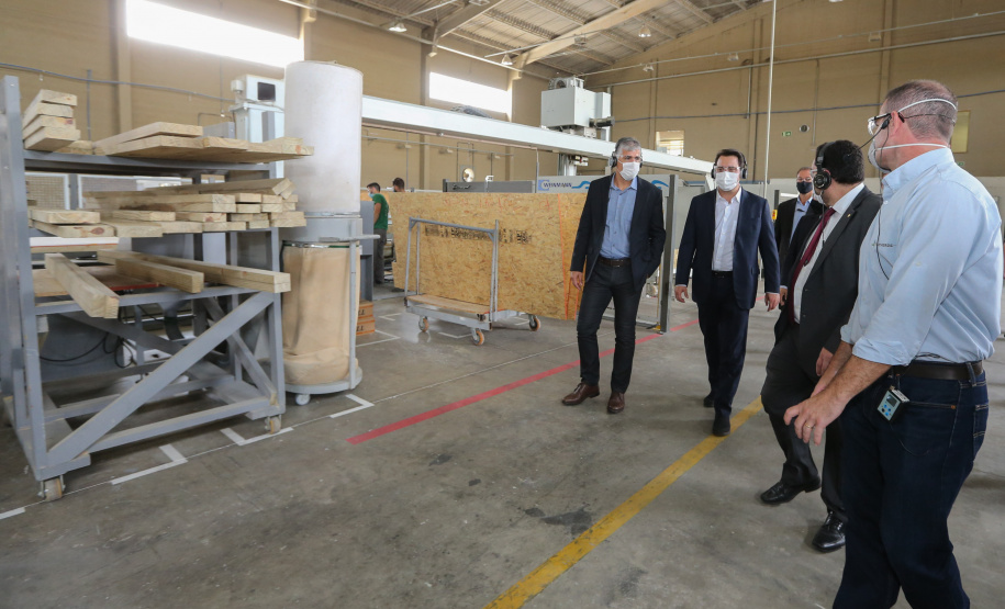 O governador Carlos Massa Ratinho Junior e o Ministro do Desenvolvimento Regional, Rogério Marinho  visitam nesta quinta-feira (1), em Araucaria a  TecVerde empresa da área de Construção Civil que executa edificações em Wood Frame.Araucaria, 10/12/2020 - Foto: Geraldo Bubniak/AEN