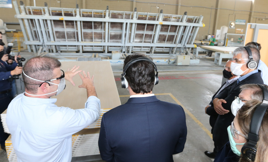 O governador Carlos Massa Ratinho Junior e o Ministro do Desenvolvimento Regional, Rogério Marinho  visitam nesta quinta-feira (1), em Araucaria a  TecVerde empresa da área de Construção Civil que executa edificações em Wood Frame.Araucaria, 10/12/2020 - Foto: Geraldo Bubniak/AEN