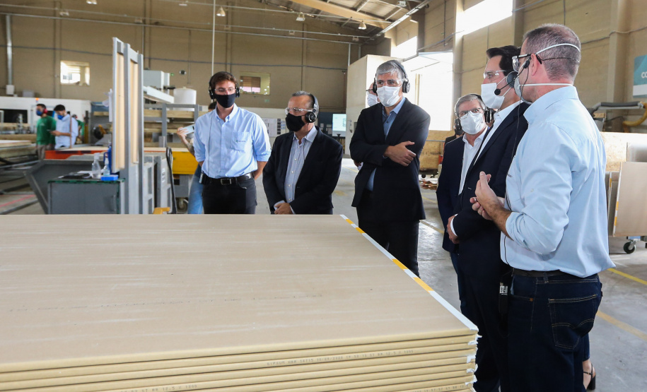 O governador Carlos Massa Ratinho Junior e o Ministro do Desenvolvimento Regional, Rogério Marinho  visitam nesta quinta-feira (1), em Araucaria a  TecVerde empresa da área de Construção Civil que executa edificações em Wood Frame.Araucaria, 10/12/2020 - Foto: Geraldo Bubniak/AEN