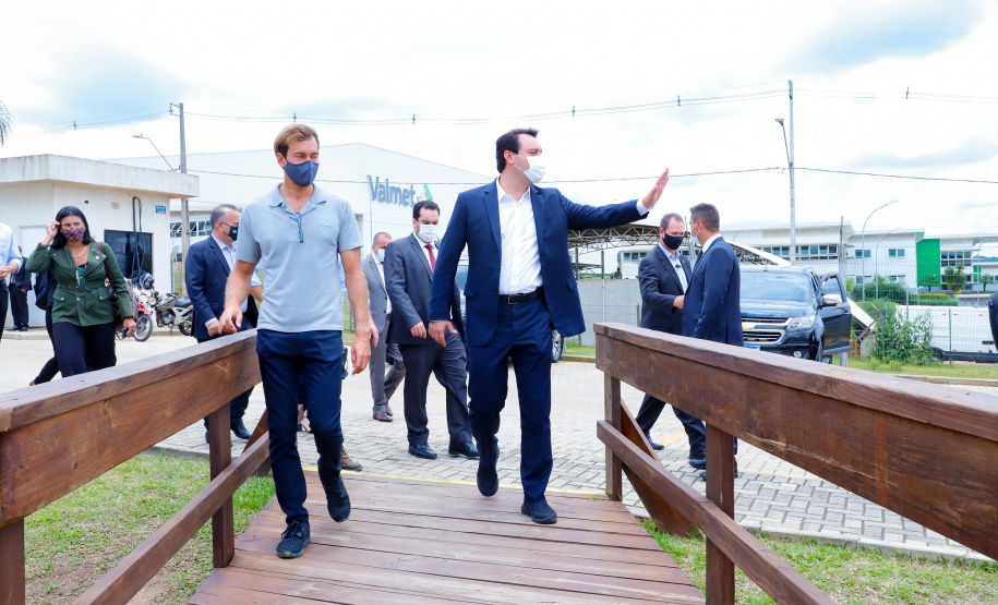 O governador Carlos Massa Ratinho Junior visitou nesta quinta-feira (10), ao lado do ministro do Desenvolvimento Regional, Rogério Marinho, a sede da construtora Tecverde, em Araucária, na Região Metropolitana de Curitiba (RMC). A empresa paranaense, fundada em 2009, é especialista no uso de uma tecnologia de origem alemã, baseada no uso da madeira, que pode acelerar a construção de casas populares.