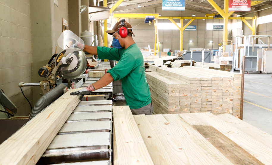 O governador Carlos Massa Ratinho Junior visitou nesta quinta-feira (10), ao lado do ministro do Desenvolvimento Regional, Rogério Marinho, a sede da construtora Tecverde, em Araucária, na Região Metropolitana de Curitiba (RMC). A empresa paranaense, fundada em 2009, é especialista no uso de uma tecnologia de origem alemã, baseada no uso da madeira, que pode acelerar a construção de casas populares.