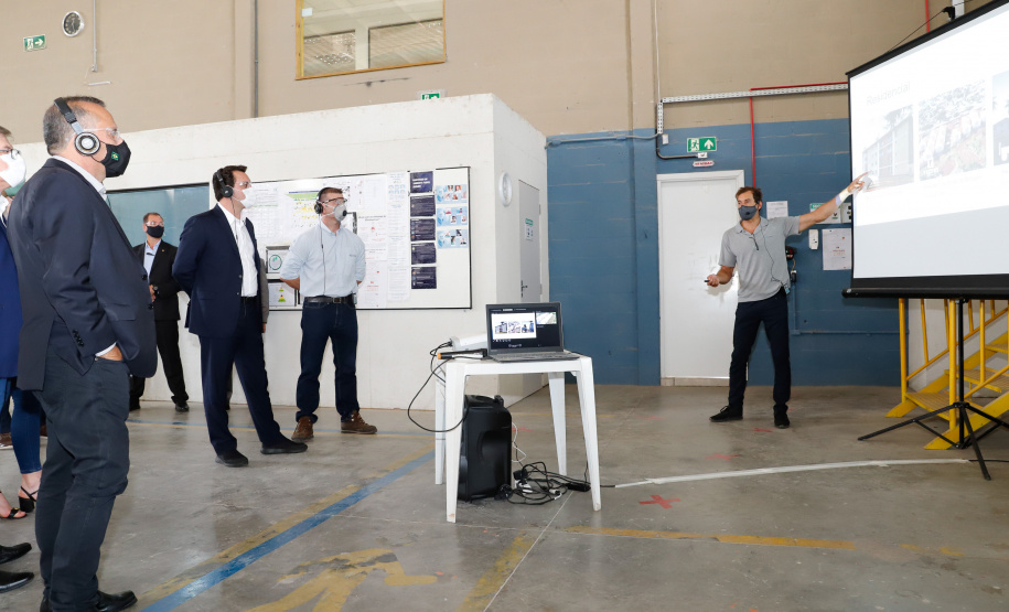 O governador Carlos Massa Ratinho Junior visitou nesta quinta-feira (10), ao lado do ministro do Desenvolvimento Regional, Rogério Marinho, a sede da construtora Tecverde, em Araucária, na Região Metropolitana de Curitiba (RMC). A empresa paranaense, fundada em 2009, é especialista no uso de uma tecnologia de origem alemã, baseada no uso da madeira, que pode acelerar a construção de casas populares.