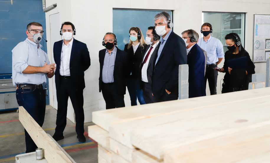 O governador Carlos Massa Ratinho Junior visitou nesta quinta-feira (10), ao lado do ministro do Desenvolvimento Regional, Rogério Marinho, a sede da construtora Tecverde, em Araucária, na Região Metropolitana de Curitiba (RMC). A empresa paranaense, fundada em 2009, é especialista no uso de uma tecnologia de origem alemã, baseada no uso da madeira, que pode acelerar a construção de casas populares.