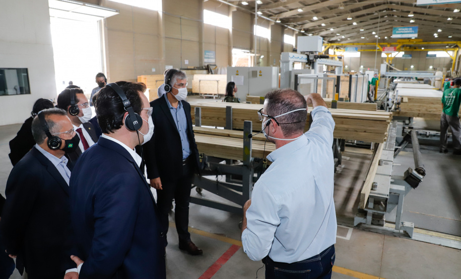 O governador Carlos Massa Ratinho Junior visitou nesta quinta-feira (10), ao lado do ministro do Desenvolvimento Regional, Rogério Marinho, a sede da construtora Tecverde, em Araucária, na Região Metropolitana de Curitiba (RMC). A empresa paranaense, fundada em 2009, é especialista no uso de uma tecnologia de origem alemã, baseada no uso da madeira, que pode acelerar a construção de casas populares.