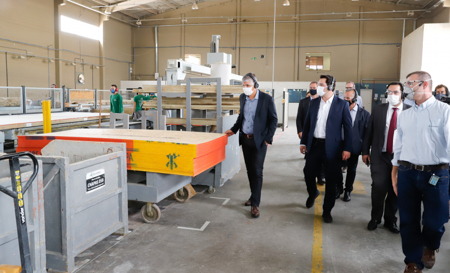 O governador Carlos Massa Ratinho Junior visitou nesta quinta-feira (10), ao lado do ministro do Desenvolvimento Regional, Rogério Marinho, a sede da construtora Tecverde, em Araucária, na Região Metropolitana de Curitiba (RMC). A empresa paranaense, fundada em 2009, é especialista no uso de uma tecnologia de origem alemã, baseada no uso da madeira, que pode acelerar a construção de casas populares.