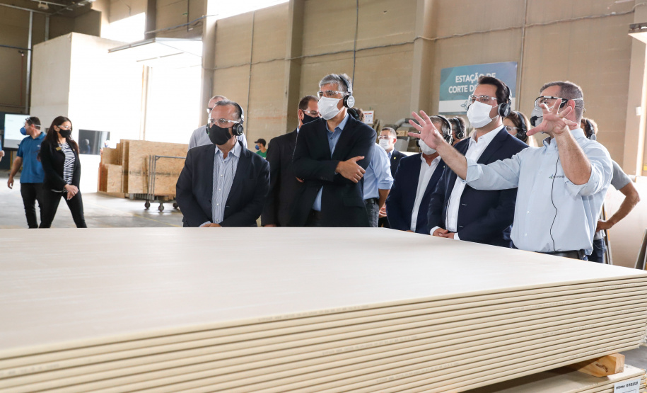 O governador Carlos Massa Ratinho Junior visitou nesta quinta-feira (10), ao lado do ministro do Desenvolvimento Regional, Rogério Marinho, a sede da construtora Tecverde, em Araucária, na Região Metropolitana de Curitiba (RMC). A empresa paranaense, fundada em 2009, é especialista no uso de uma tecnologia de origem alemã, baseada no uso da madeira, que pode acelerar a construção de casas populares.