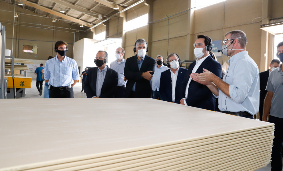 O governador Carlos Massa Ratinho Junior visitou nesta quinta-feira (10), ao lado do ministro do Desenvolvimento Regional, Rogério Marinho, a sede da construtora Tecverde, em Araucária, na Região Metropolitana de Curitiba (RMC). A empresa paranaense, fundada em 2009, é especialista no uso de uma tecnologia de origem alemã, baseada no uso da madeira, que pode acelerar a construção de casas populares.