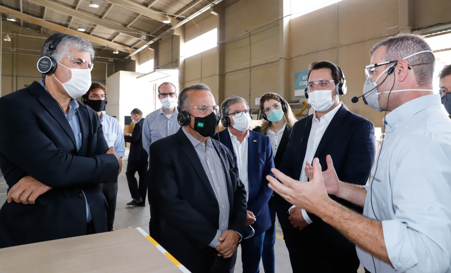 O governador Carlos Massa Ratinho Junior visitou nesta quinta-feira (10), ao lado do ministro do Desenvolvimento Regional, Rogério Marinho, a sede da construtora Tecverde, em Araucária, na Região Metropolitana de Curitiba (RMC). A empresa paranaense, fundada em 2009, é especialista no uso de uma tecnologia de origem alemã, baseada no uso da madeira, que pode acelerar a construção de casas populares.
