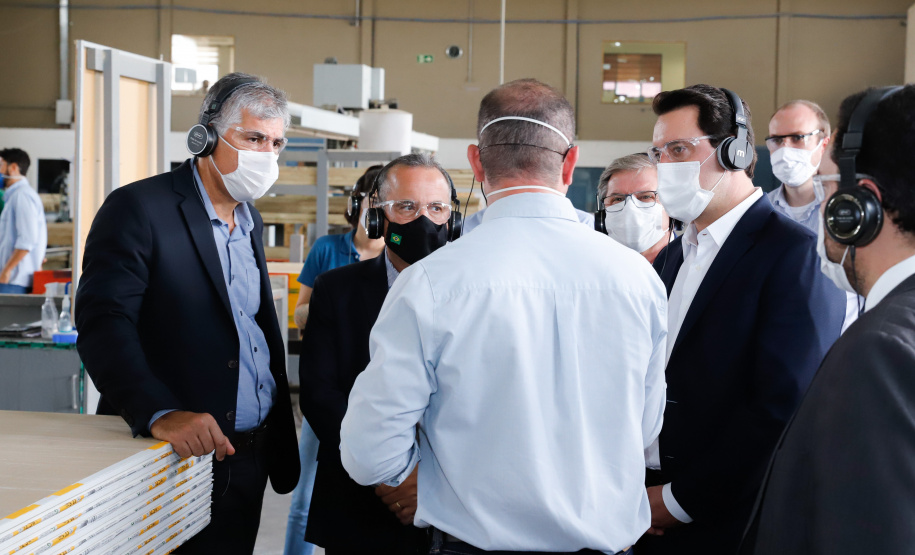 O governador Carlos Massa Ratinho Junior visitou nesta quinta-feira (10), ao lado do ministro do Desenvolvimento Regional, Rogério Marinho, a sede da construtora Tecverde, em Araucária, na Região Metropolitana de Curitiba (RMC). A empresa paranaense, fundada em 2009, é especialista no uso de uma tecnologia de origem alemã, baseada no uso da madeira, que pode acelerar a construção de casas populares.