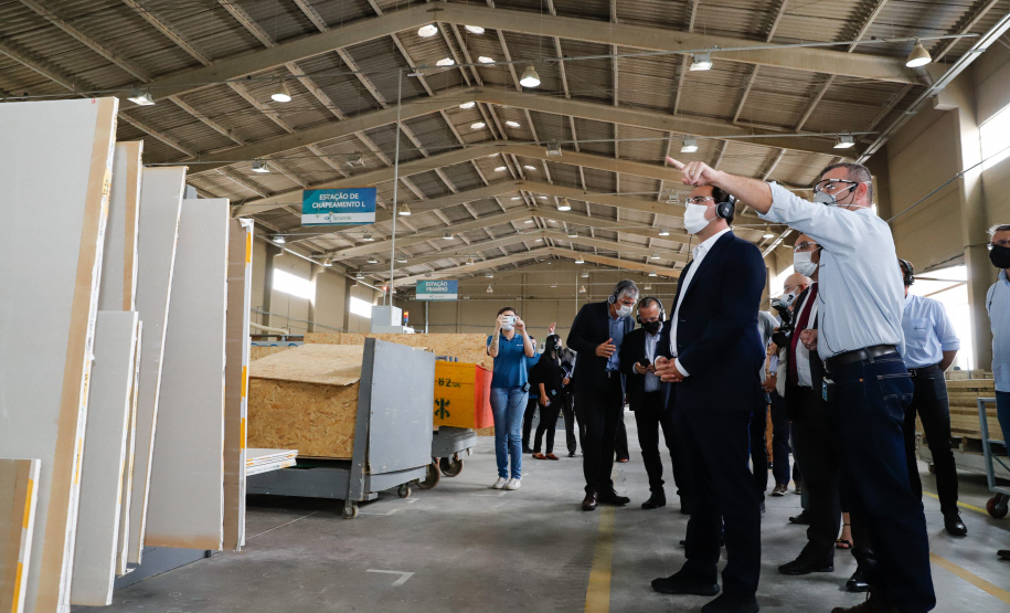 O governador Carlos Massa Ratinho Junior visitou nesta quinta-feira (10), ao lado do ministro do Desenvolvimento Regional, Rogério Marinho, a sede da construtora Tecverde, em Araucária, na Região Metropolitana de Curitiba (RMC). A empresa paranaense, fundada em 2009, é especialista no uso de uma tecnologia de origem alemã, baseada no uso da madeira, que pode acelerar a construção de casas populares.