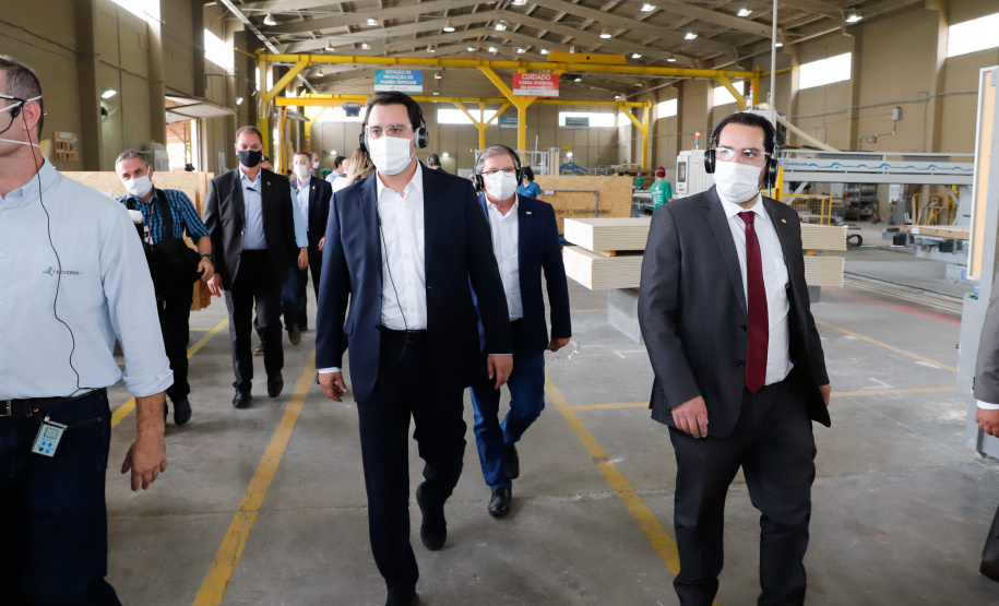 O governador Carlos Massa Ratinho Junior visitou nesta quinta-feira (10), ao lado do ministro do Desenvolvimento Regional, Rogério Marinho, a sede da construtora Tecverde, em Araucária, na Região Metropolitana de Curitiba (RMC). A empresa paranaense, fundada em 2009, é especialista no uso de uma tecnologia de origem alemã, baseada no uso da madeira, que pode acelerar a construção de casas populares.
