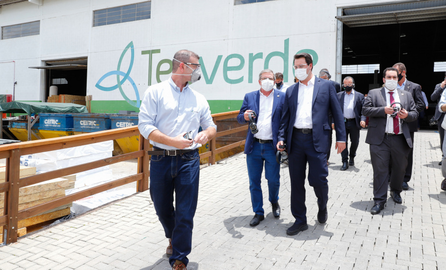 O governador Carlos Massa Ratinho Junior visitou nesta quinta-feira (10), ao lado do ministro do Desenvolvimento Regional, Rogério Marinho, a sede da construtora Tecverde, em Araucária, na Região Metropolitana de Curitiba (RMC). A empresa paranaense, fundada em 2009, é especialista no uso de uma tecnologia de origem alemã, baseada no uso da madeira, que pode acelerar a construção de casas populares.