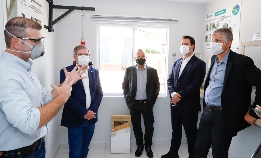O governador Carlos Massa Ratinho Junior visitou nesta quinta-feira (10), ao lado do ministro do Desenvolvimento Regional, Rogério Marinho, a sede da construtora Tecverde, em Araucária, na Região Metropolitana de Curitiba (RMC). A empresa paranaense, fundada em 2009, é especialista no uso de uma tecnologia de origem alemã, baseada no uso da madeira, que pode acelerar a construção de casas populares.