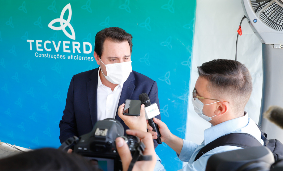 O governador Carlos Massa Ratinho Junior visitou nesta quinta-feira (10), ao lado do ministro do Desenvolvimento Regional, Rogério Marinho, a sede da construtora Tecverde, em Araucária, na Região Metropolitana de Curitiba (RMC). A empresa paranaense, fundada em 2009, é especialista no uso de uma tecnologia de origem alemã, baseada no uso da madeira, que pode acelerar a construção de casas populares.