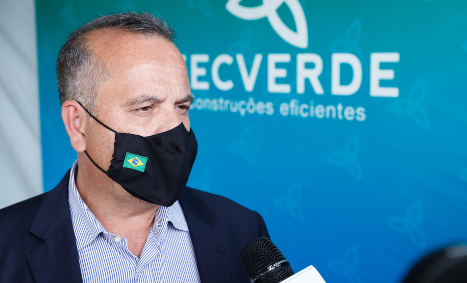 O governador Carlos Massa Ratinho Junior visitou nesta quinta-feira (10), ao lado do ministro do Desenvolvimento Regional, Rogério Marinho, a sede da construtora Tecverde, em Araucária, na Região Metropolitana de Curitiba (RMC). A empresa paranaense, fundada em 2009, é especialista no uso de uma tecnologia de origem alemã, baseada no uso da madeira, que pode acelerar a construção de casas populares.