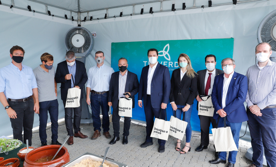 O governador Carlos Massa Ratinho Junior visitou nesta quinta-feira (10), ao lado do ministro do Desenvolvimento Regional, Rogério Marinho, a sede da construtora Tecverde, em Araucária, na Região Metropolitana de Curitiba (RMC). A empresa paranaense, fundada em 2009, é especialista no uso de uma tecnologia de origem alemã, baseada no uso da madeira, que pode acelerar a construção de casas populares.