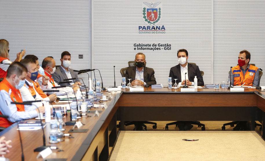 O governador Carlos Massa Ratinho Junior se reuniu nesta quinta-feira (10) com o ministro do Desenvolvimento Regional, Rogério Marinho, e o secretário nacional de Proteção e Defesa Civil, Alexandre Lucas Alves, no Palácio Iguaçu, para discutir a evolução da crise hídrica e o financiamento de projetos para os próximos meses. Os coordenadores estaduais de Defesa Civil do Paraná, Santa Catarina e Rio Grande do Sul também participaram do encontro.  Foto: Jonathan Campos/AEN