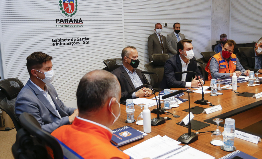 O governador Carlos Massa Ratinho Junior se reuniu nesta quinta-feira (10) com o ministro do Desenvolvimento Regional, Rogério Marinho, e o secretário nacional de Proteção e Defesa Civil, Alexandre Lucas Alves, no Palácio Iguaçu, para discutir a evolução da crise hídrica e o financiamento de projetos para os próximos meses. Os coordenadores estaduais de Defesa Civil do Paraná, Santa Catarina e Rio Grande do Sul também participaram do encontro.  Foto: Jonathan Campos/AEN