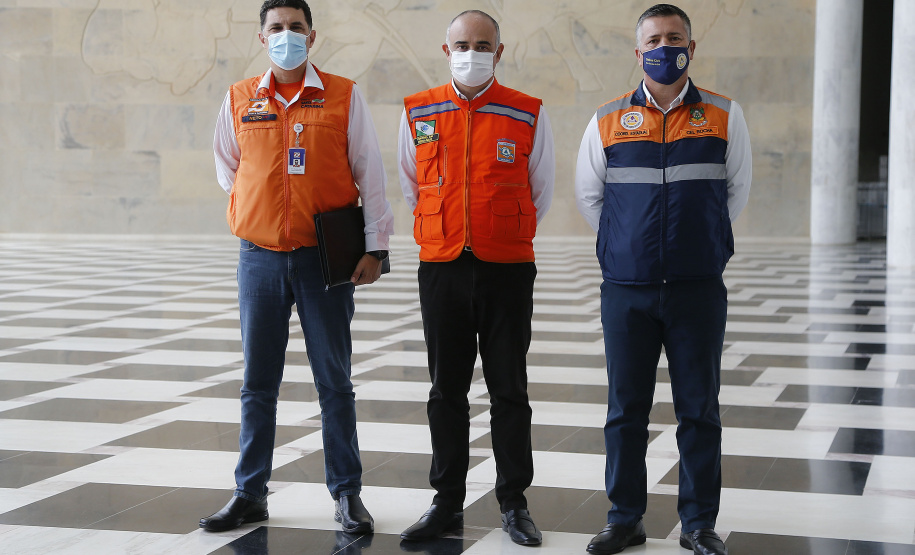 O governador Carlos Massa Ratinho Junior se reuniu nesta quinta-feira (10) com o ministro do Desenvolvimento Regional, Rogério Marinho, e o secretário nacional de Proteção e Defesa Civil, Alexandre Lucas Alves, no Palácio Iguaçu, para discutir a evolução da crise hídrica e o financiamento de projetos para os próximos meses. Os coordenadores estaduais de Defesa Civil do Paraná, Santa Catarina e Rio Grande do Sul também participaram do encontro.  Foto: Jonathan Campos/AEN
