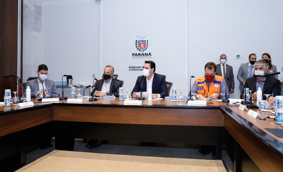 O governador Carlos Massa Ratinho Junior se reuniu nesta quinta-feira (10) com o ministro do Desenvolvimento Regional, Rogério Marinho, e o secretário nacional de Proteção e Defesa Civil, Alexandre Lucas Alves, no Palácio Iguaçu, para discutir a evolução da crise hídrica e o financiamento de projetos para os próximos meses. Os coordenadores estaduais de Defesa Civil do Paraná, Santa Catarina e Rio Grande do Sul também participaram do encontro.