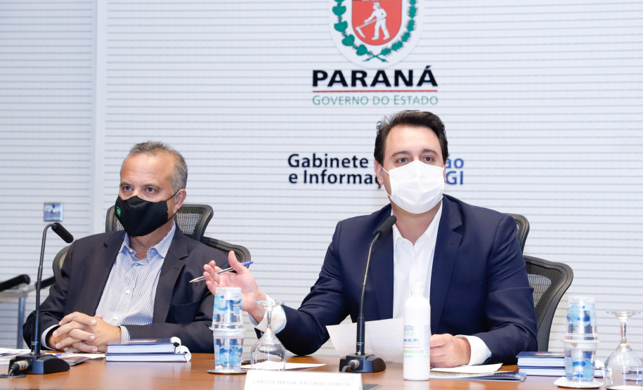 O governador Carlos Massa Ratinho Junior se reuniu nesta quinta-feira (10) com o ministro do Desenvolvimento Regional, Rogério Marinho, e o secretário nacional de Proteção e Defesa Civil, Alexandre Lucas Alves, no Palácio Iguaçu, para discutir a evolução da crise hídrica e o financiamento de projetos para os próximos meses. Os coordenadores estaduais de Defesa Civil do Paraná, Santa Catarina e Rio Grande do Sul também participaram do encontro.