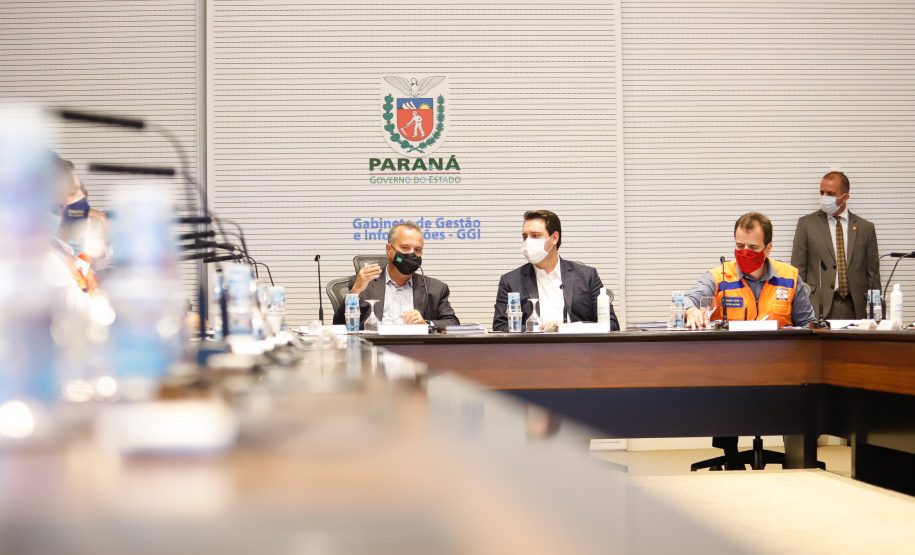 O governador Carlos Massa Ratinho Junior se reuniu nesta quinta-feira (10) com o ministro do Desenvolvimento Regional, Rogério Marinho, e o secretário nacional de Proteção e Defesa Civil, Alexandre Lucas Alves, no Palácio Iguaçu, para discutir a evolução da crise hídrica e o financiamento de projetos para os próximos meses. Os coordenadores estaduais de Defesa Civil do Paraná, Santa Catarina e Rio Grande do Sul também participaram do encontro.