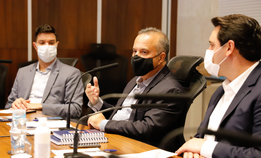 O governador Carlos Massa Ratinho Junior se reuniu nesta quinta-feira (10) com o ministro do Desenvolvimento Regional, Rogério Marinho, e o secretário nacional de Proteção e Defesa Civil, Alexandre Lucas Alves, no Palácio Iguaçu, para discutir a evolução da crise hídrica e o financiamento de projetos para os próximos meses. Os coordenadores estaduais de Defesa Civil do Paraná, Santa Catarina e Rio Grande do Sul também participaram do encontro.