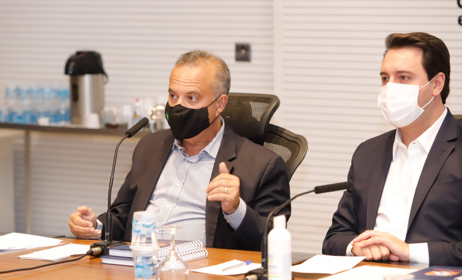 O governador Carlos Massa Ratinho Junior se reuniu nesta quinta-feira (10) com o ministro do Desenvolvimento Regional, Rogério Marinho, e o secretário nacional de Proteção e Defesa Civil, Alexandre Lucas Alves, no Palácio Iguaçu, para discutir a evolução da crise hídrica e o financiamento de projetos para os próximos meses. Os coordenadores estaduais de Defesa Civil do Paraná, Santa Catarina e Rio Grande do Sul também participaram do encontro.