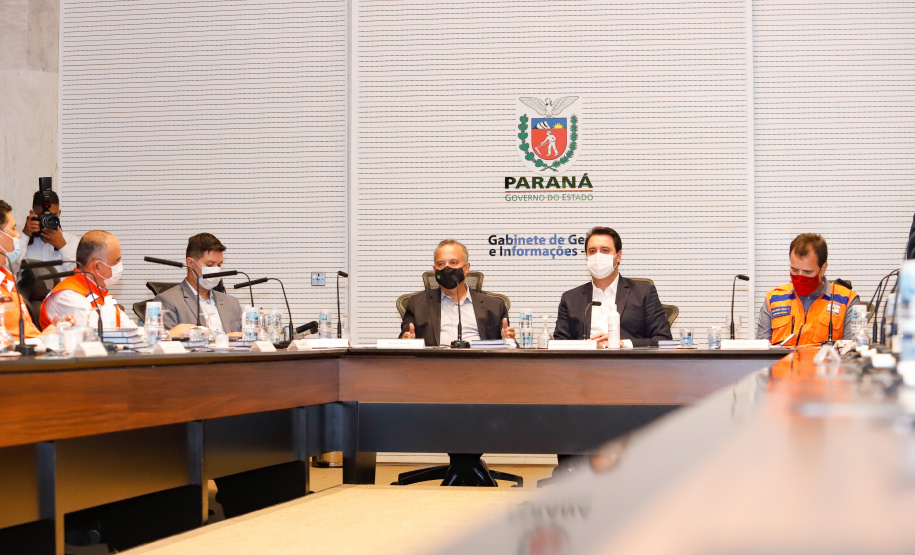 O governador Carlos Massa Ratinho Junior se reuniu nesta quinta-feira (10) com o ministro do Desenvolvimento Regional, Rogério Marinho, e o secretário nacional de Proteção e Defesa Civil, Alexandre Lucas Alves, no Palácio Iguaçu, para discutir a evolução da crise hídrica e o financiamento de projetos para os próximos meses. Os coordenadores estaduais de Defesa Civil do Paraná, Santa Catarina e Rio Grande do Sul também participaram do encontro.