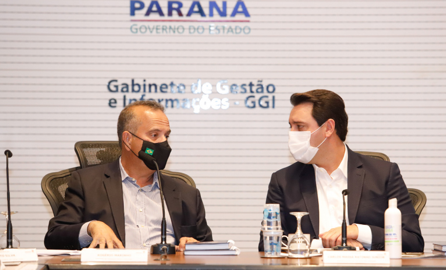 O governador Carlos Massa Ratinho Junior se reuniu nesta quinta-feira (10) com o ministro do Desenvolvimento Regional, Rogério Marinho, e o secretário nacional de Proteção e Defesa Civil, Alexandre Lucas Alves, no Palácio Iguaçu, para discutir a evolução da crise hídrica e o financiamento de projetos para os próximos meses. Os coordenadores estaduais de Defesa Civil do Paraná, Santa Catarina e Rio Grande do Sul também participaram do encontro.