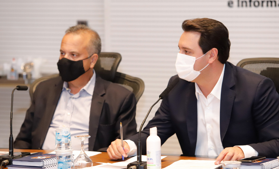 O governador Carlos Massa Ratinho Junior se reuniu nesta quinta-feira (10) com o ministro do Desenvolvimento Regional, Rogério Marinho, e o secretário nacional de Proteção e Defesa Civil, Alexandre Lucas Alves, no Palácio Iguaçu, para discutir a evolução da crise hídrica e o financiamento de projetos para os próximos meses. Os coordenadores estaduais de Defesa Civil do Paraná, Santa Catarina e Rio Grande do Sul também participaram do encontro.