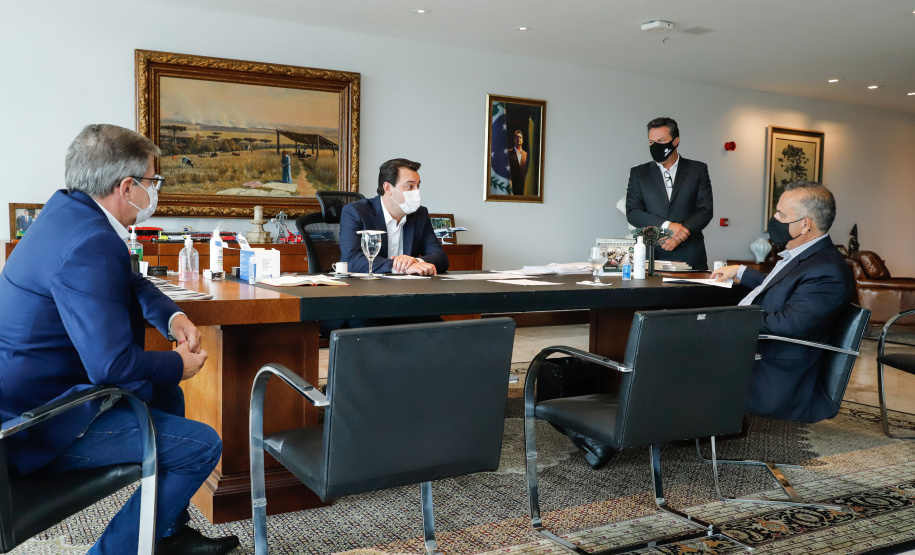 ministro do Desenvolvimento Regional, Rogério Marinho, disse nesta quinta-feira (10), em evento com o governador Carlos Massa Ratinho Junior, que o governo federal já começou a estudar  um modelo para a cessão de casas populares com a cobrança de um aluguel social.