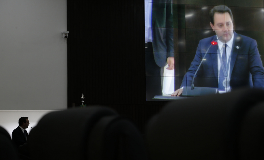 O Governador Carlos Massa Ratinho Junior recebeu, na noite desta terça-feira (10), o diploma e a Medalha de Distinção Judiciária, do Tribunal de Justiça do Paraná. A horaria foi entregue pelo atual presidente, desembargador Adalberto Jorge Xisto Pereira e pelo presidente eleito desembargador José Laurindo de Souza Netto, em uma sessão solene na sede do Tribunal. Foto: Jonathan Campos/AEN