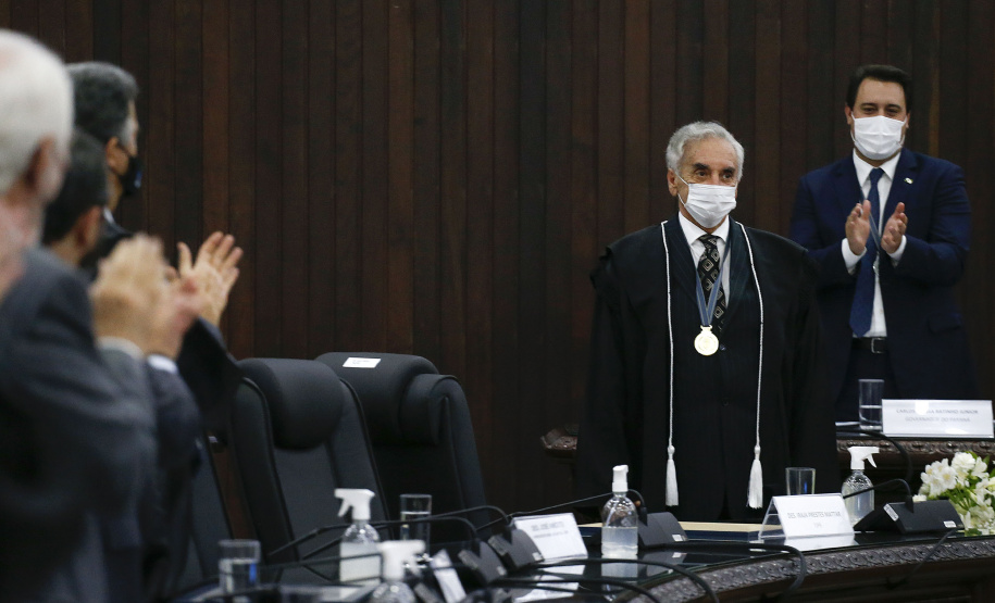Durante a solenidade o desembargador Irajá Romeo Hilgenberg Prestes Mattar recebeu a Medalha de Excelência Judiciária, pelos seus 50 anos de exercícios da magistratura. O juiz é o único no País a atuar como magistrado por cinco décadas ininterrupta Foto: Jonathan Campos/AEN