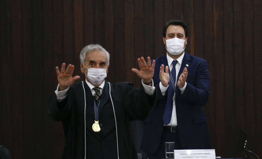 Durante a solenidade o desembargador Irajá Romeo Hilgenberg Prestes Mattar recebeu a Medalha de Excelência Judiciária, pelos seus 50 anos de exercícios da magistratura. O juiz é o único no País a atuar como magistrado por cinco décadas ininterrupta Foto: Jonathan Campos/AEN