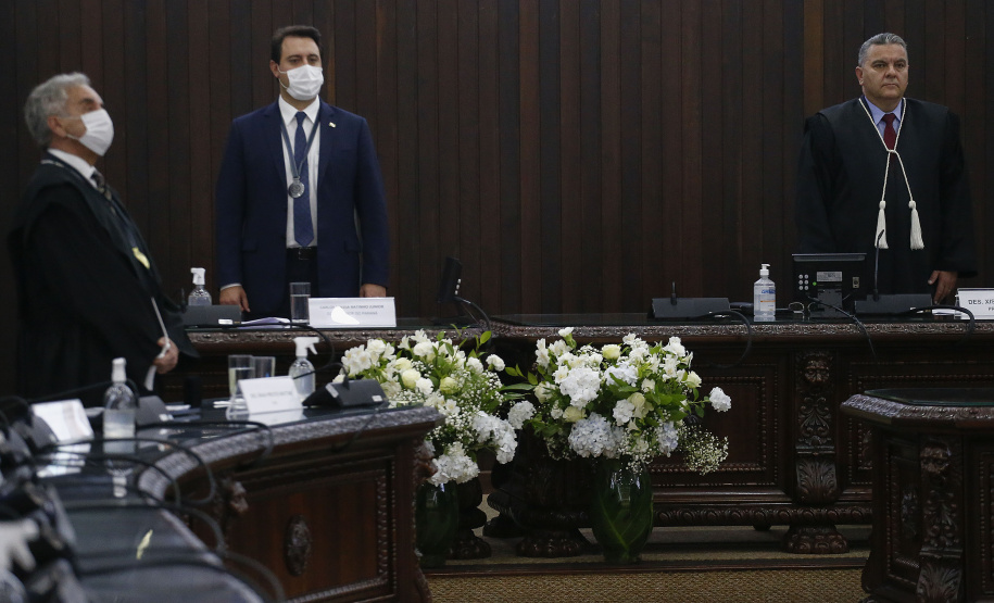 O Governador Carlos Massa Ratinho Junior recebeu, na noite desta terça-feira (10), o diploma e a Medalha de Distinção Judiciária, do Tribunal de Justiça do Paraná. A horaria foi entregue pelo atual presidente, desembargador Adalberto Jorge Xisto Pereira e pelo presidente eleito desembargador José Laurindo de Souza Netto, em uma sessão solene na sede do Tribunal. Foto: Jonathan Campos/AEN