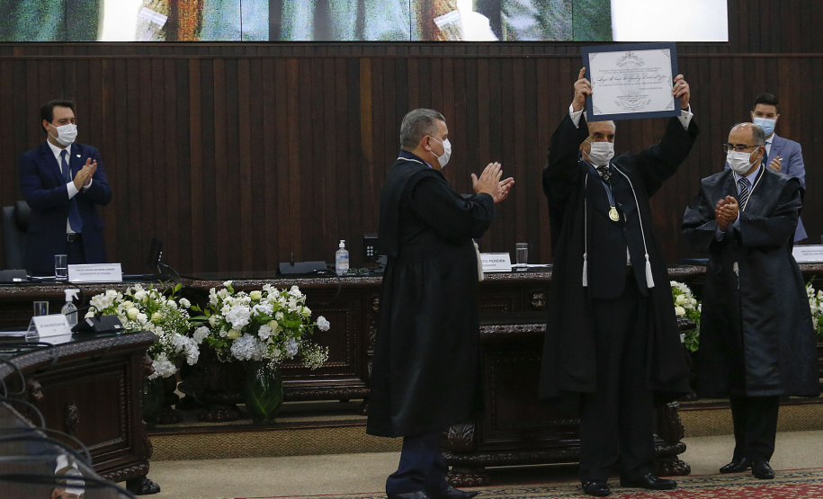 O Governador Carlos Massa Ratinho Junior recebeu, na noite desta terça-feira (10), o diploma e a Medalha de Distinção Judiciária, do Tribunal de Justiça do Paraná. A horaria foi entregue pelo atual presidente, desembargador Adalberto Jorge Xisto Pereira e pelo presidente eleito desembargador José Laurindo de Souza Netto, em uma sessão solene na sede do Tribunal. Foto: Jonathan Campos/AEN