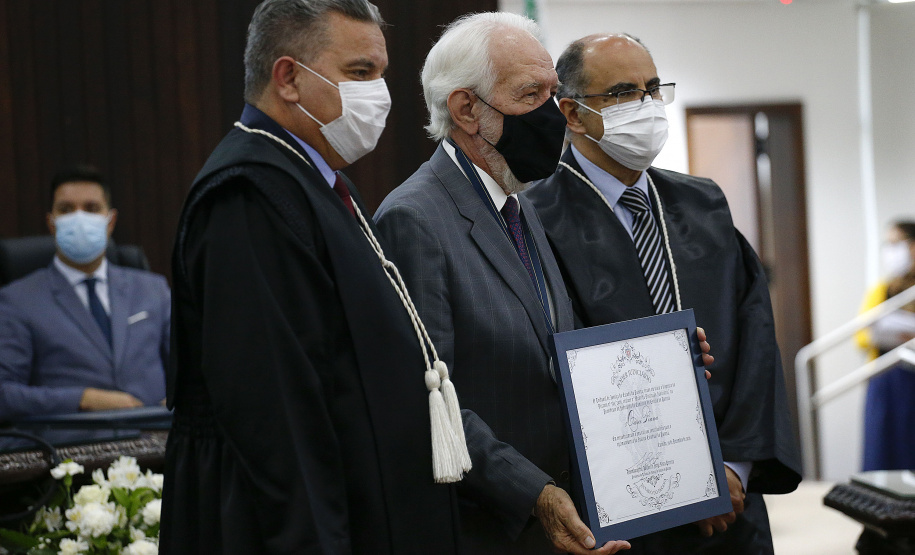 O Governador Carlos Massa Ratinho Junior recebeu, na noite desta terça-feira (10), o diploma e a Medalha de Distinção Judiciária, do Tribunal de Justiça do Paraná. A horaria foi entregue pelo atual presidente, desembargador Adalberto Jorge Xisto Pereira e pelo presidente eleito desembargador José Laurindo de Souza Netto, em uma sessão solene na sede do Tribunal. Foto: Jonathan Campos/AEN