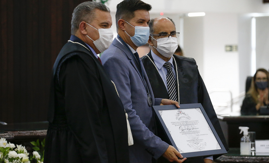 O Governador Carlos Massa Ratinho Junior recebeu, na noite desta terça-feira (10), o diploma e a Medalha de Distinção Judiciária, do Tribunal de Justiça do Paraná. A horaria foi entregue pelo atual presidente, desembargador Adalberto Jorge Xisto Pereira e pelo presidente eleito desembargador José Laurindo de Souza Netto, em uma sessão solene na sede do Tribunal. Foto: Jonathan Campos/AEN