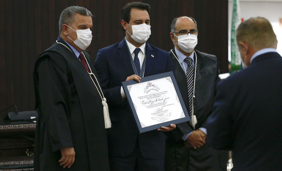 O Governador Carlos Massa Ratinho Junior recebeu, na noite desta terça-feira (10), o diploma e a Medalha de Distinção Judiciária, do Tribunal de Justiça do Paraná. A horaria foi entregue pelo atual presidente, desembargador Adalberto Jorge Xisto Pereira e pelo presidente eleito desembargador José Laurindo de Souza Netto, em uma sessão solene na sede do Tribunal. Foto: Jonathan Campos/AEN